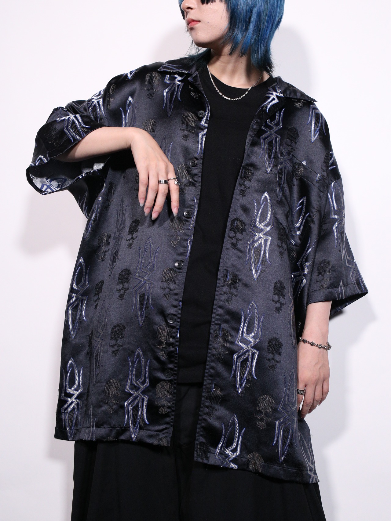 glossy fabric spiky skull pattern oversize s/s shirt - 1