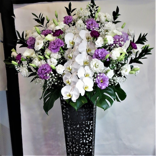 クリニックの開院を黒のスタンドに白と紫の花で上品にお祝いしました。