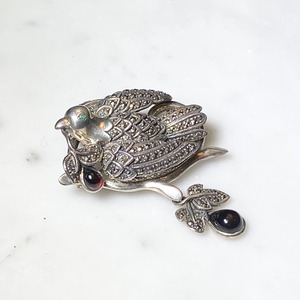 ROKUZAN silver brooch “William Morris” set with garnet