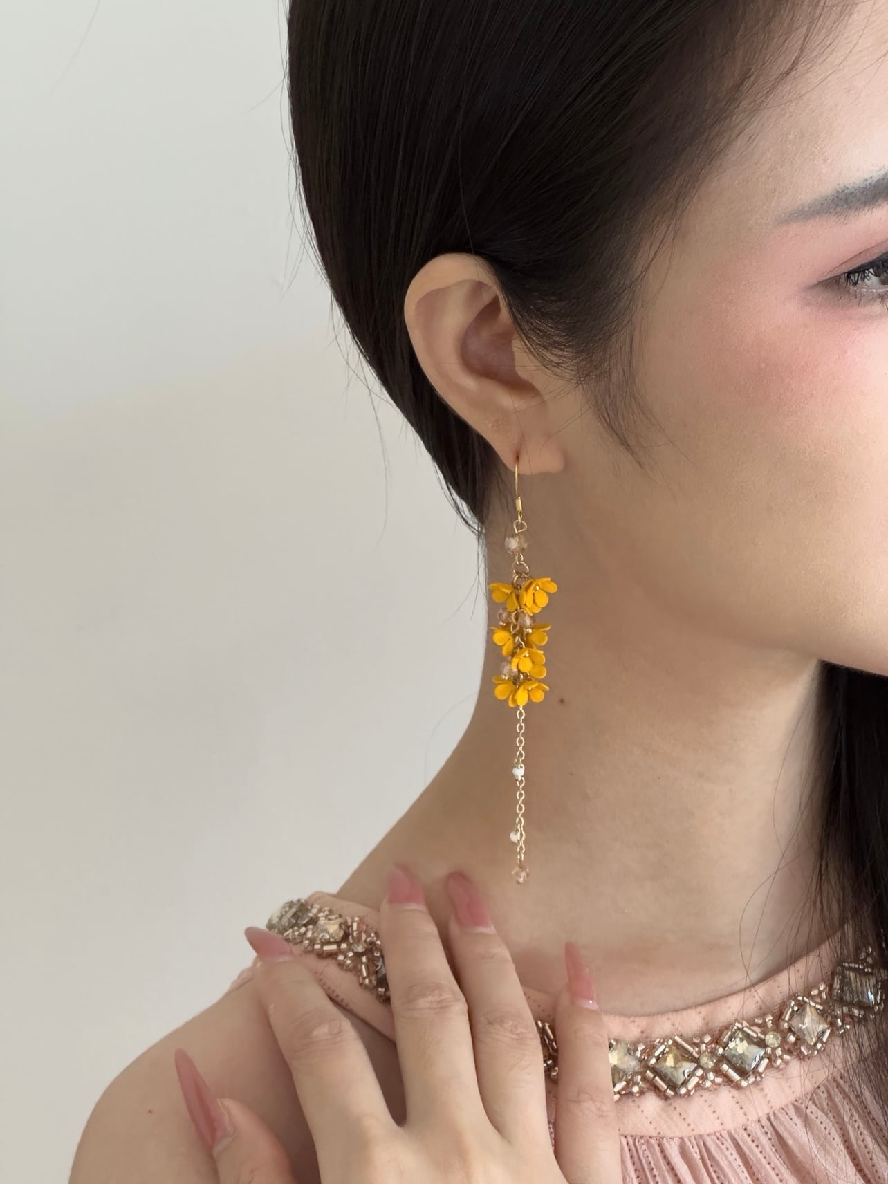 金木犀ロングチェーンピアス｜フラワーモチーフ・イエロー揺れる