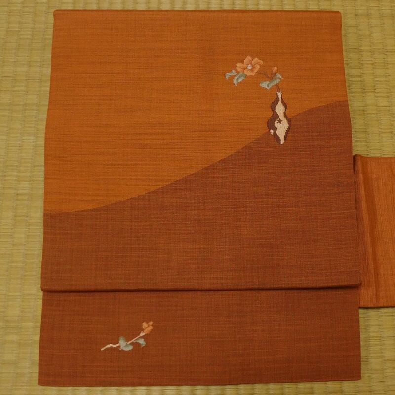 ほんのり生成り色のひげ紬調に白と赤の花　名古屋帯 ほんのり生成り色のひげ紬に白と赤の花 名古屋帯 | アンティーク
