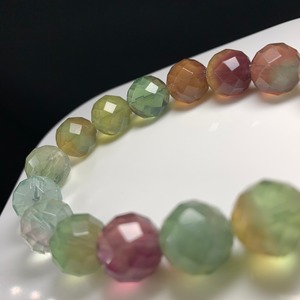 B121 可愛い色合い✩カットフローライトブレスレット