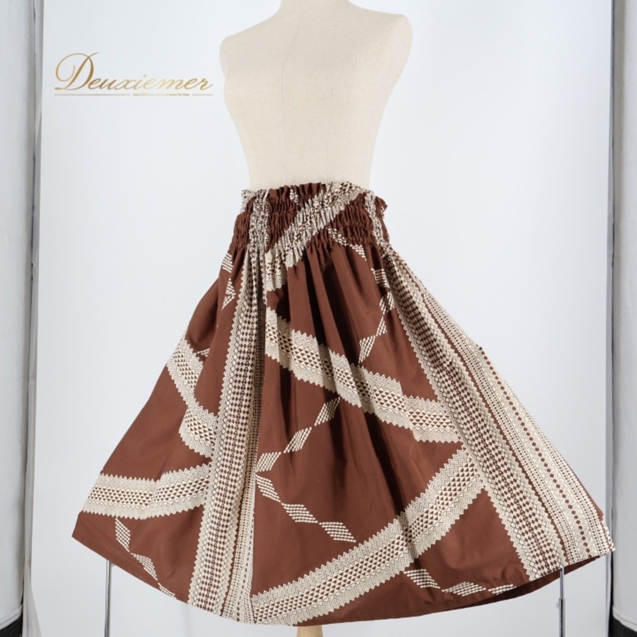 フラダンス 衣装 パウスカート ブラウン系 シングル カヒコ柄 可愛い ふわふわ 華やか 大人 シンプル ホワイト系 ハワイアン アロハ ハワイアンプリント フラ ダンス レッスン 練習 ブラウン ホワイト フラダンス用 ハワイ ハワイアンスタイル