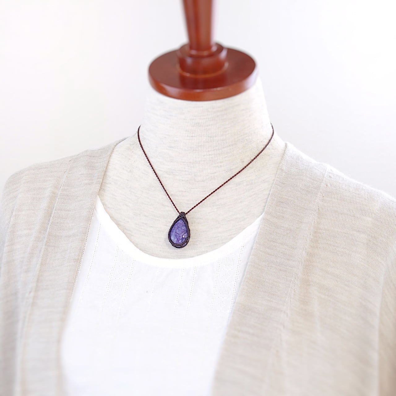 一点物】チャロアイトのドロップルースを包んだマクラメネックレスNo