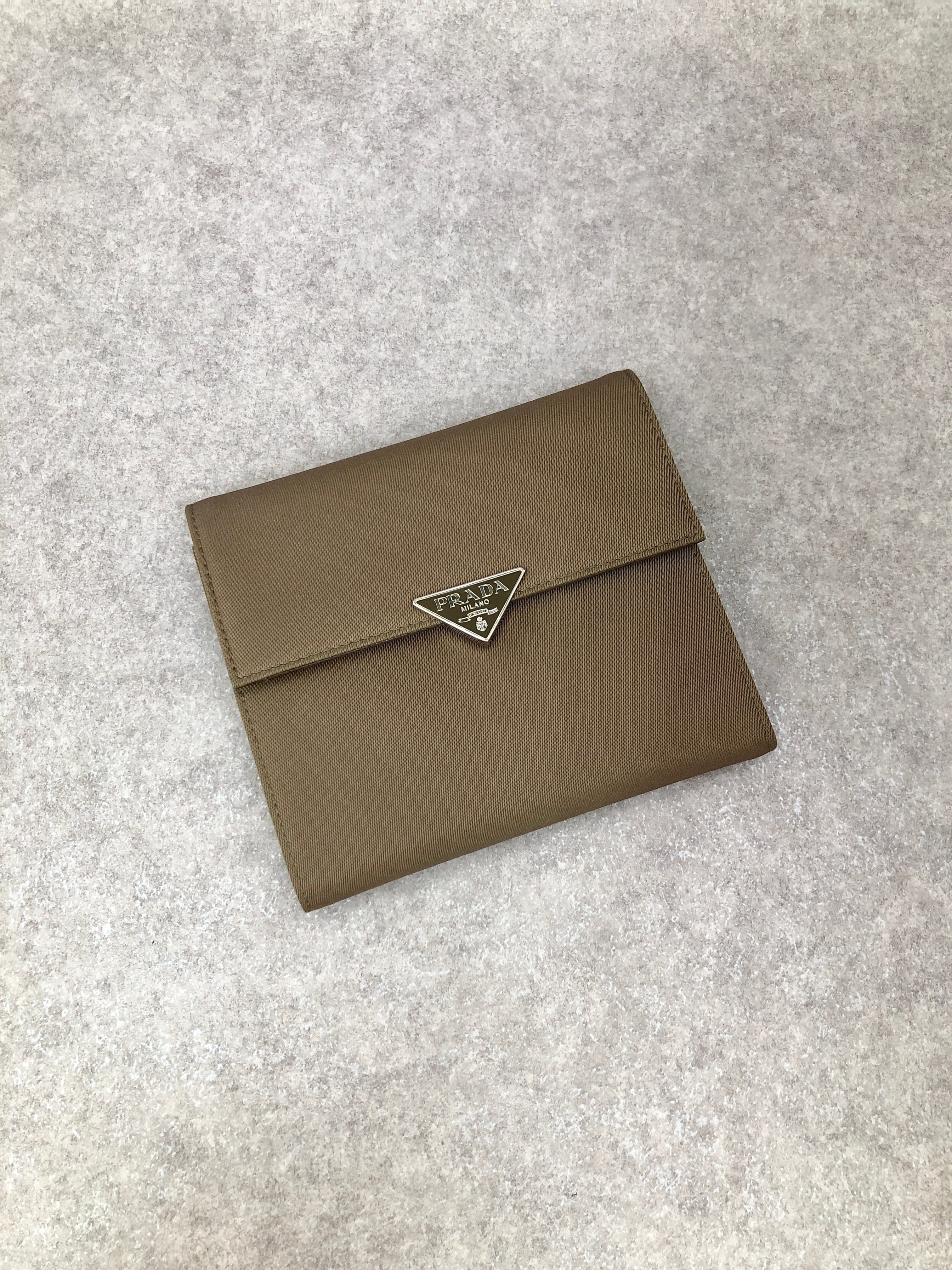 PRADA プラダ 財布 ブラウン トライアングルロゴ サフィアーノ 二