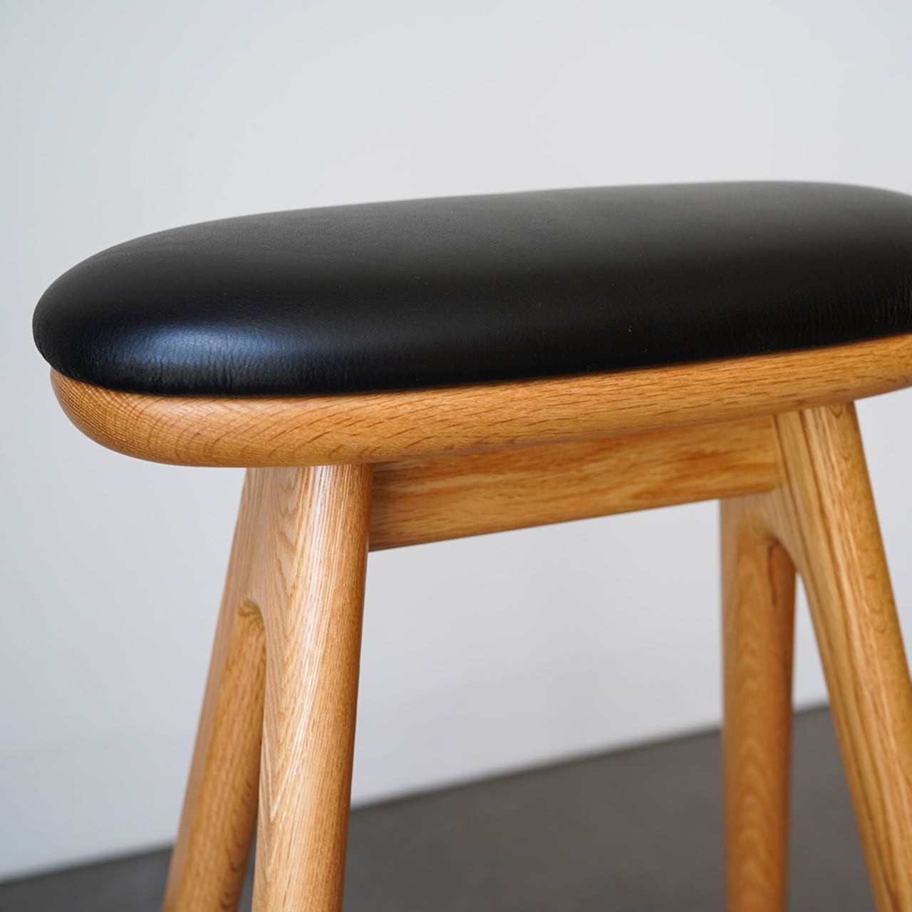 幾何学模様　オーバル型　スツール　木製　HOLM230 amba stool HOLM230 amba stool H63cm | くらしと家具 HOLM230