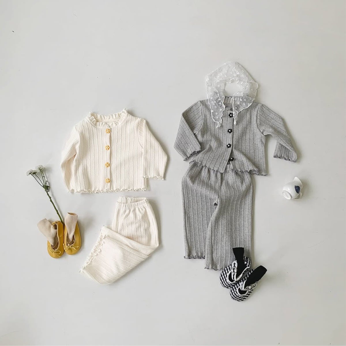 ,花ボタンがかわいい女の子のふんわりフリルセットアップ