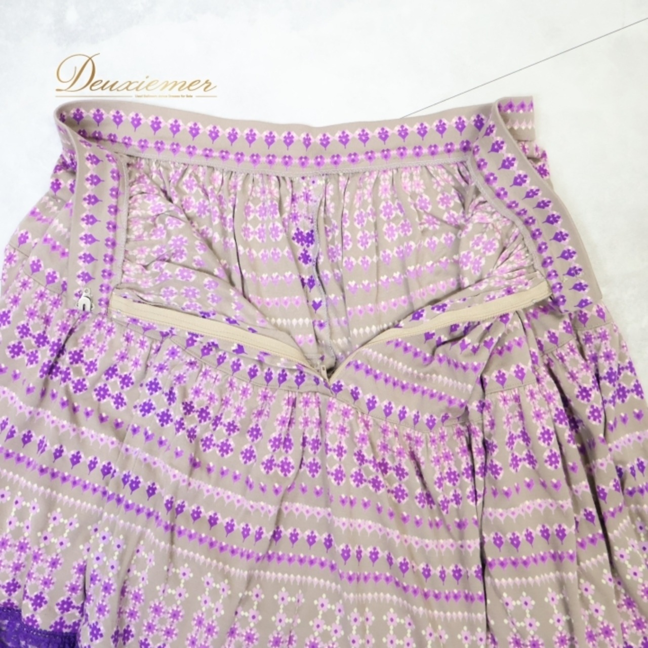 フォークダンス 衣装 スカート グレイ系 レース 花 紫 チロリアン チロルスカート カントリー 落ち着いた色 練習 レッスン ダンス衣装 ふんわり 柔らかい生地 かわいい 華やか 総柄 パープル系