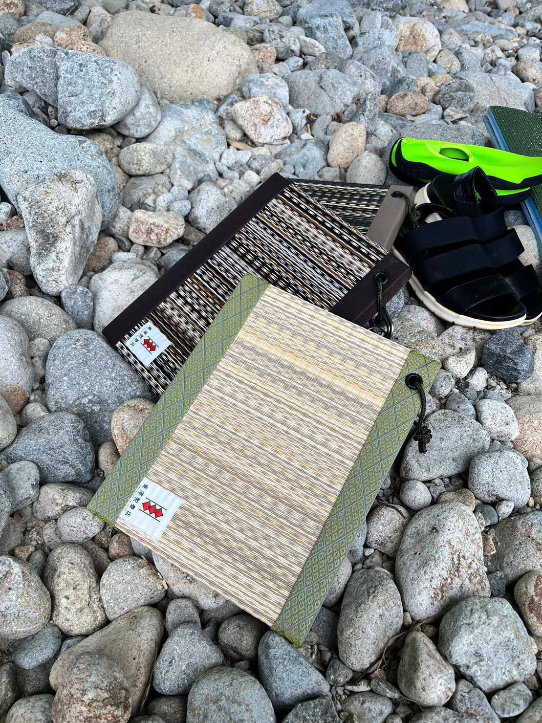 森林露營營地中擺放重澤製畳店 minimum TATAMI 戶外榻榻米坐墊與雪峰碗,享受優雅沉靜的戶外和風生活
