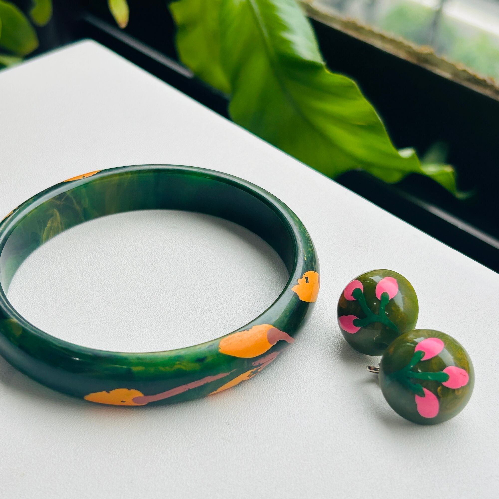 BAKELITE Hand painted Spinach Green バングル | Milo Antiques & Vintage