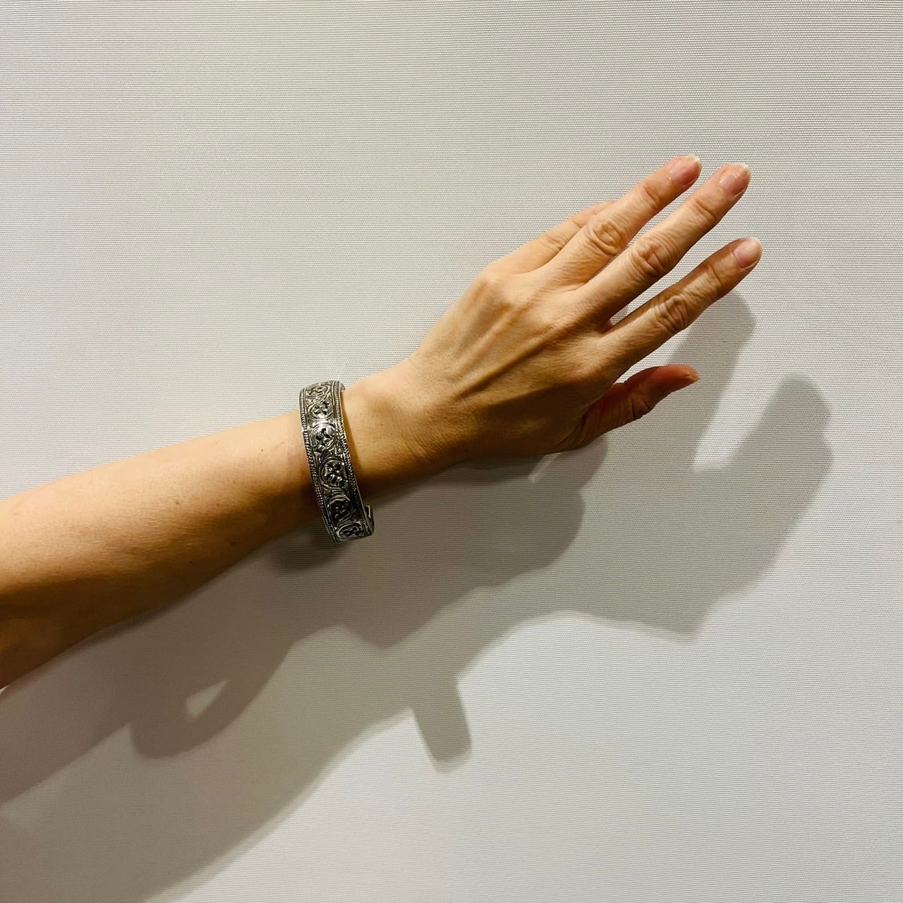 シルバーとゴールドの彫刻バングル Garden of Eden｜ショパン ライト フィンガー アーマー バングル