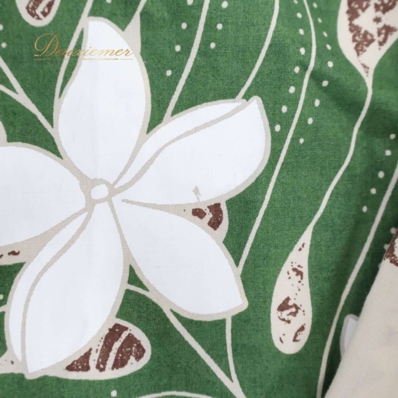 フラダンス 衣装 ワンピース ドレス ベージュ系 アシンメトリー フリル プルメリア柄 ラウアエ柄 ナチュラル かわいい 華やか 鮮やか 明るい 茶 白 緑 ハワイアン アロハ ハワイアンプリント フラ ダンス レッスン 練習 カジュアル おしゃれ 軽やか