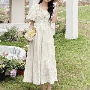 シャーリングワンピ レディース ワンピース Aライン ティアード すっきり フィットアンドフレア 膝下 ミモレ ロング 半袖 ボリューム袖 パフスリーブ スクエアネック 襟なし フリル ハイウエスト かわいい 大人可愛い きれいめ シンプル カジュアル 上品 おしゃれ キュート ナチュラル フェミニン 無地 春 夏 女の子 学生 学校 通学 デート お出かけ リゾート 旅行 ビーチ 女子会 休日 バカンス ショッピング カフェ 体型カバー 脚長 普段使い モテ 清楚 S M L ベージュ 緑 グリーン