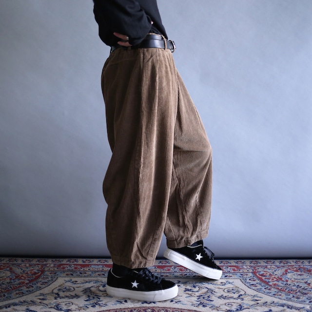 2-tuck balloon silhouette brown wide corduroy pants