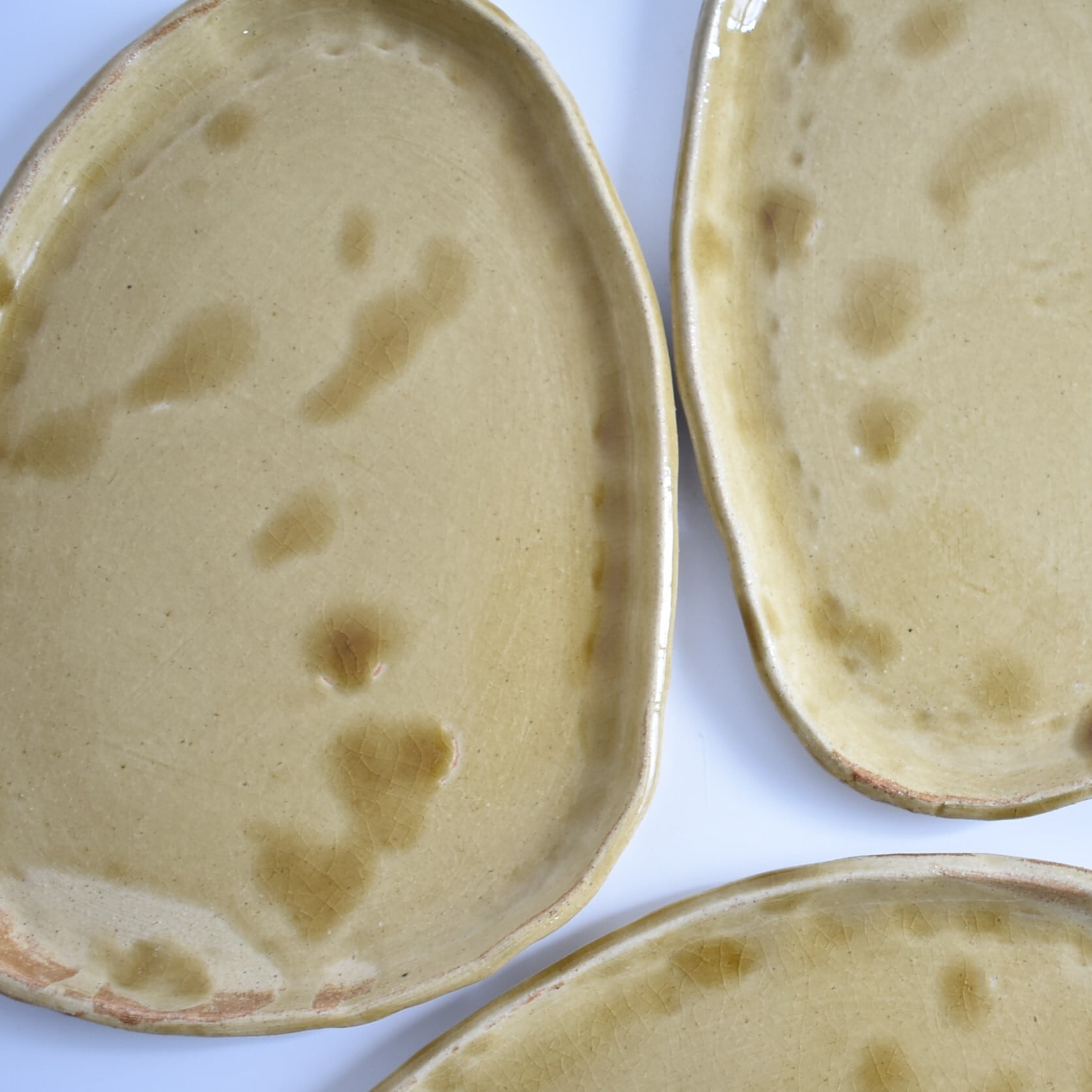 三角の縁がなみなみした中皿(黄/黄土色/光沢) | cherie aimer trip