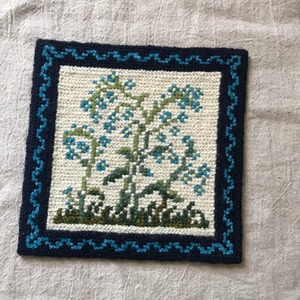 青い花の編み絵