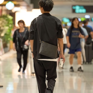 革のダイヤ「黒桟革ショルダーバッグ(大)」(戦国時代から続くレザー)