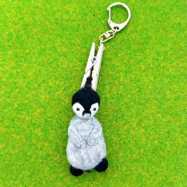 【Y33-42】つままれペンギン③　羊毛フェルト　キーホルダー