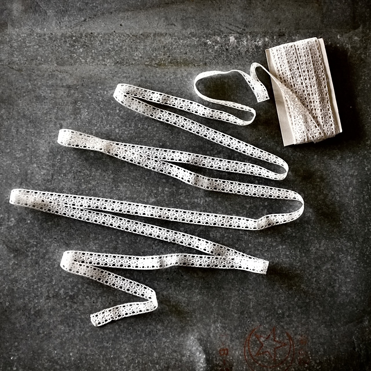 フランス 100x1.8c 小さなお目目とアンティークレース  r50mn