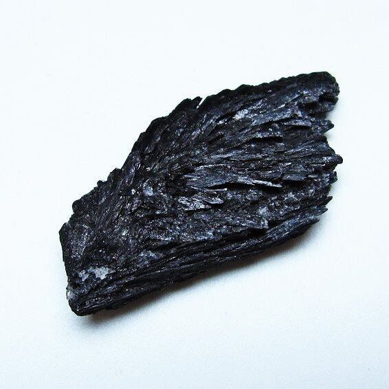 ブラック カイヤナイト 原石 一点物 171-7602