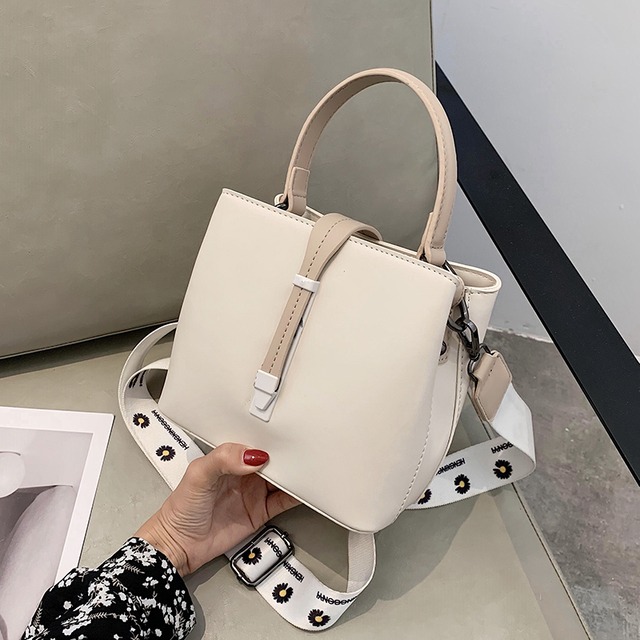 クロスボディバッグ女性の小さなバッグ2020新しい波夏のファッションブロードバンドブロードバンドショルダーバッグエインスタイルワイルドバケットバッグ Tiancai_Wing_Bag2740904