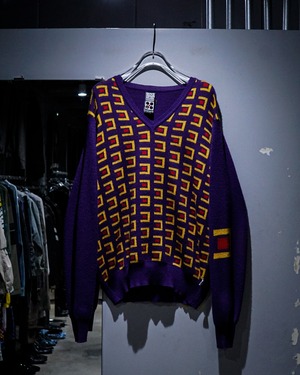 【add (C) vintage】“Blockhead Skateboards” Geometric Graphic Vintage V Neck Knit
