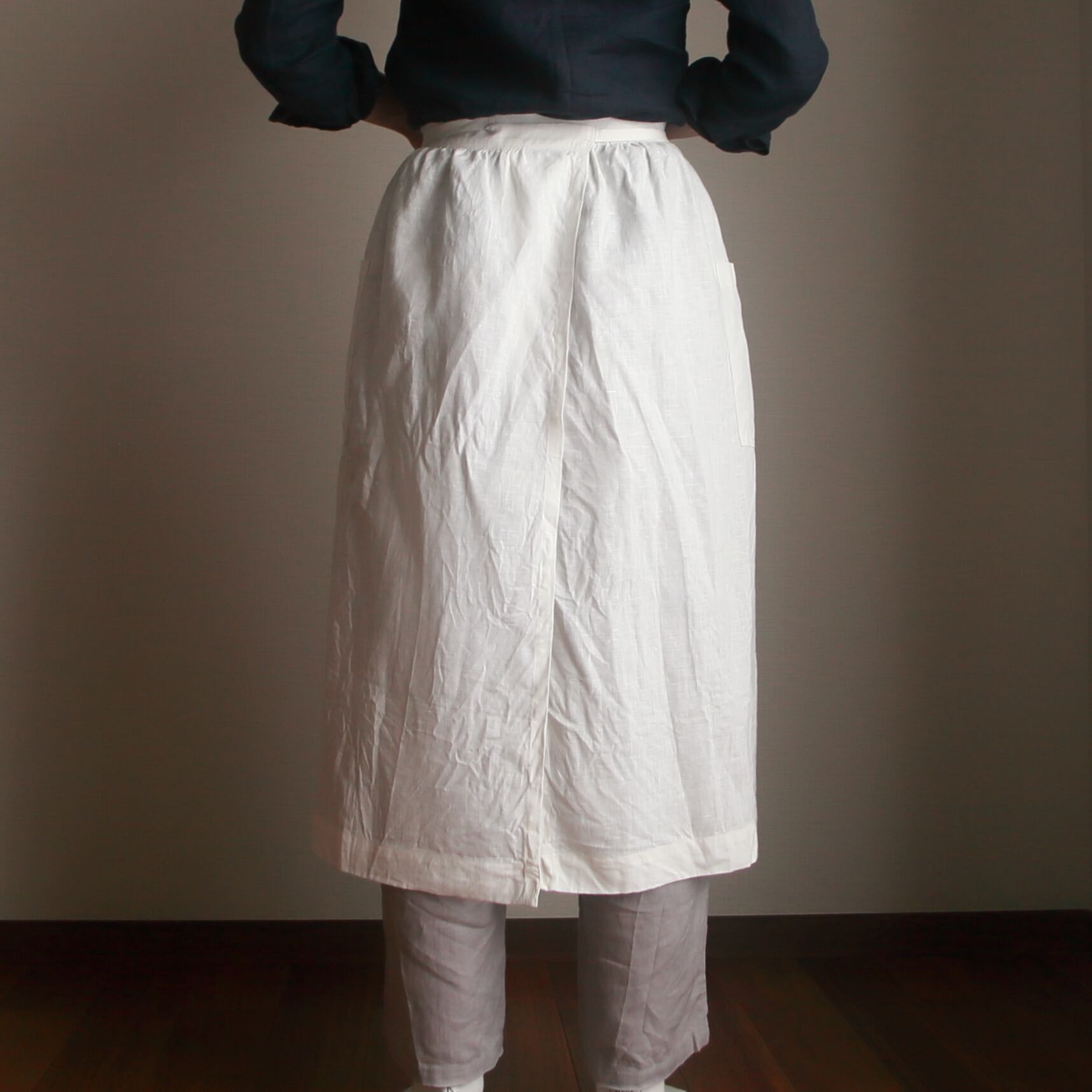 フレンチリネンの白いカフェエプロン | Luoto