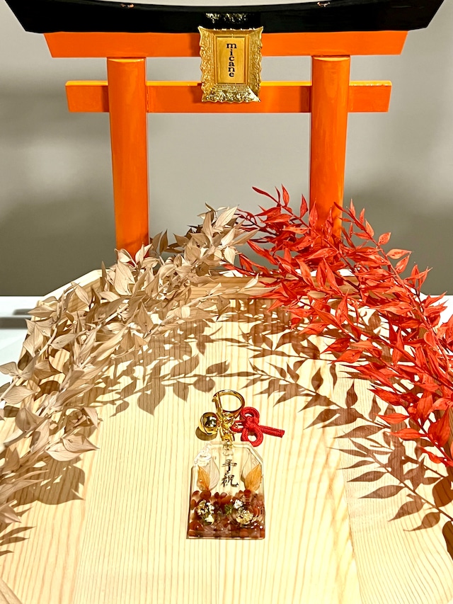 予祝守り【霜月紅福守（しもつきこうふくまもり）】― 紅く色づく願いが幸福となり、豊かな未来を先に祝う十一月の予祝守り ―