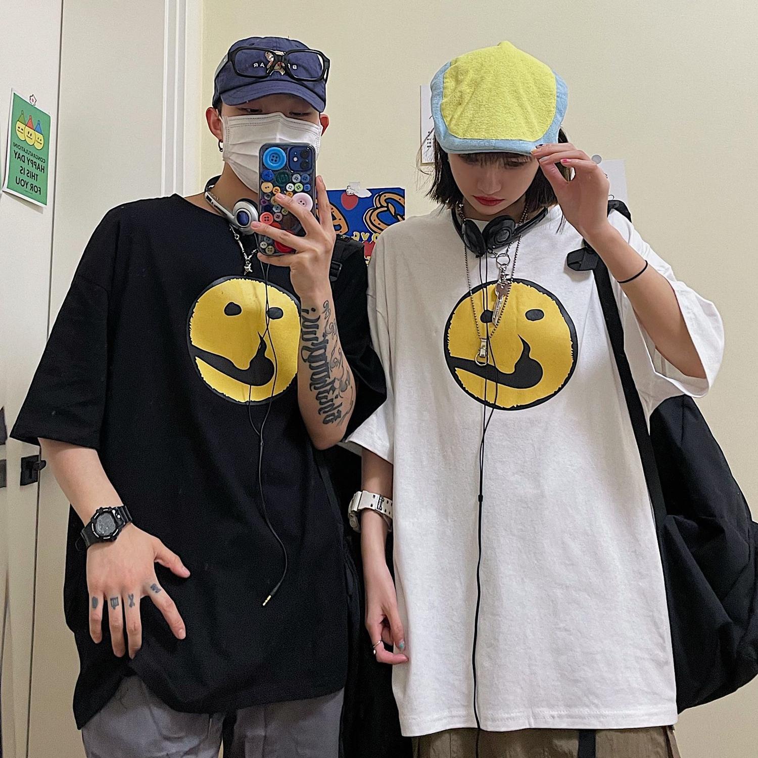 送料無料】KOREA スマイル柄プリントルーズTシャツ トップス メンズ