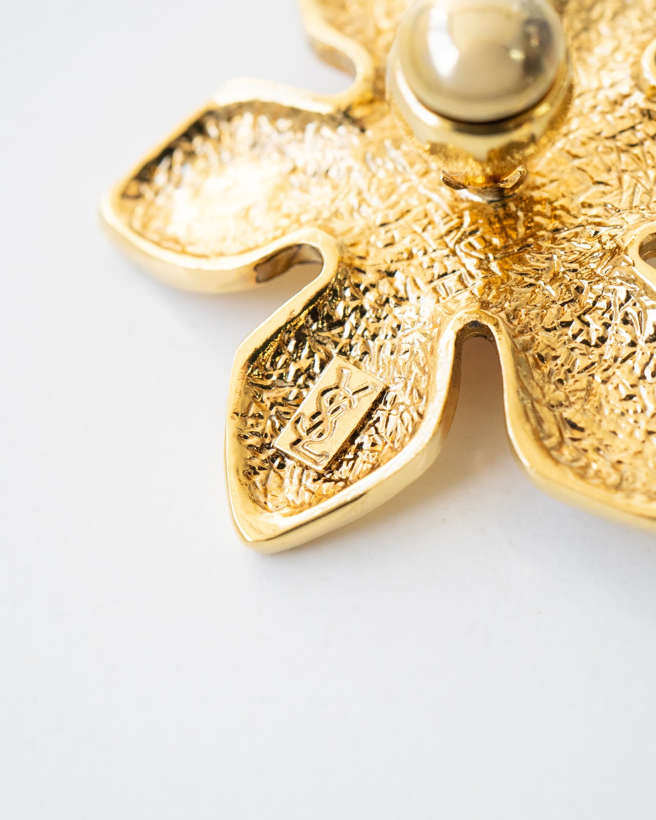 〈Yves Saint Laurent〉Flower Badge