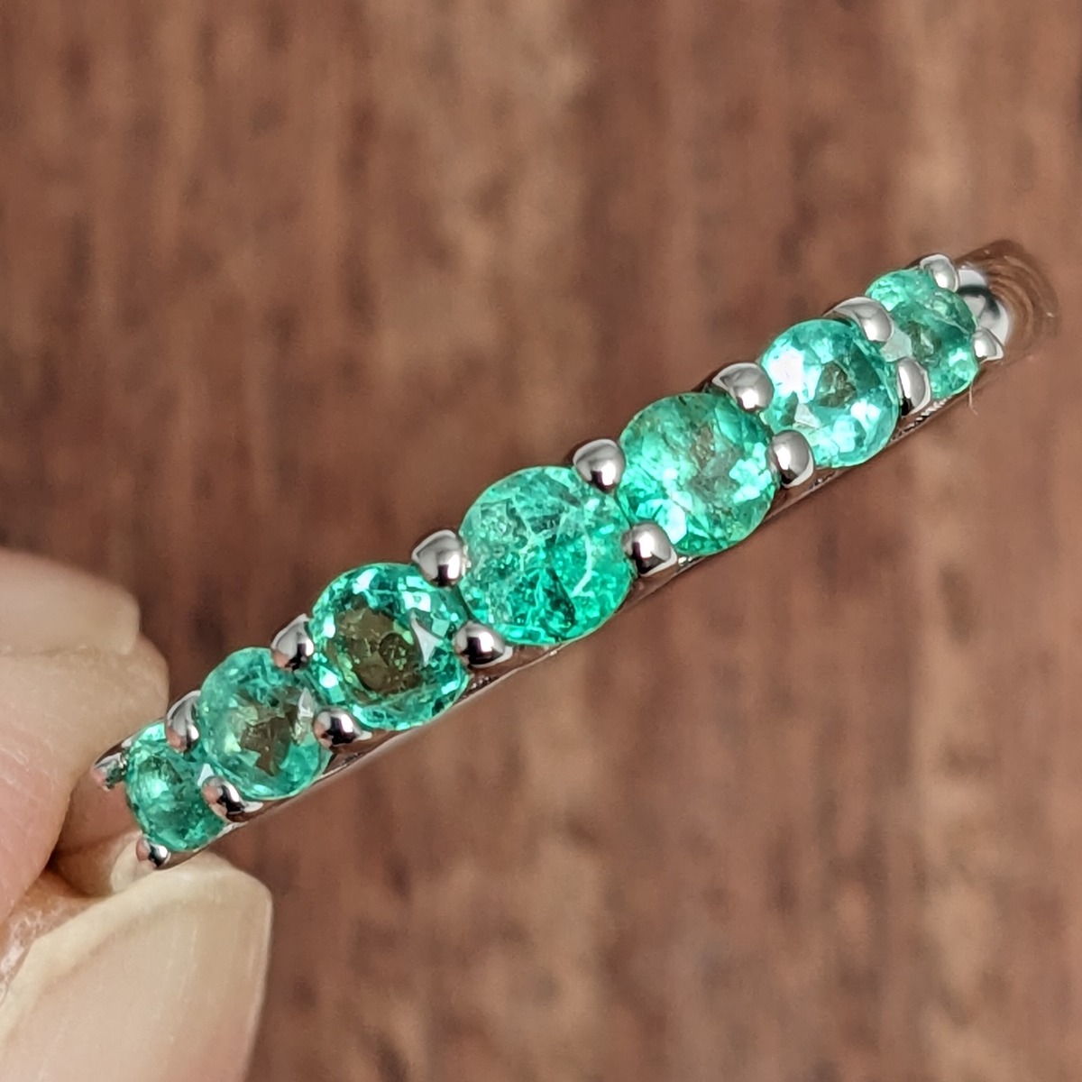 小粒なのに存在感抜群の色☆Pt950エメラルドリング 18号 | CollectJewel