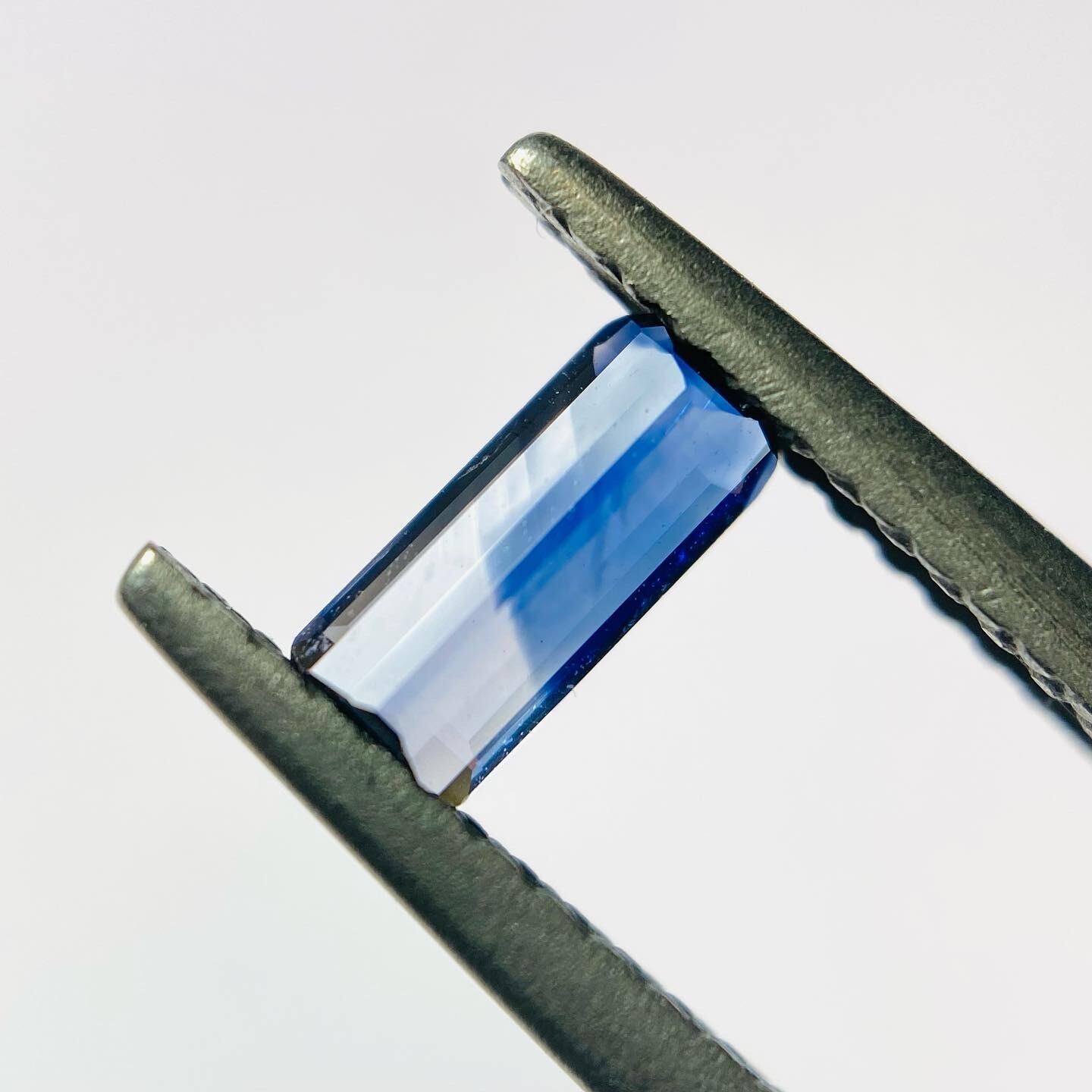 モダンアートなサファイア