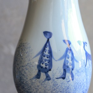 仲良しシカの親子が歩く、陶器のフラワベース