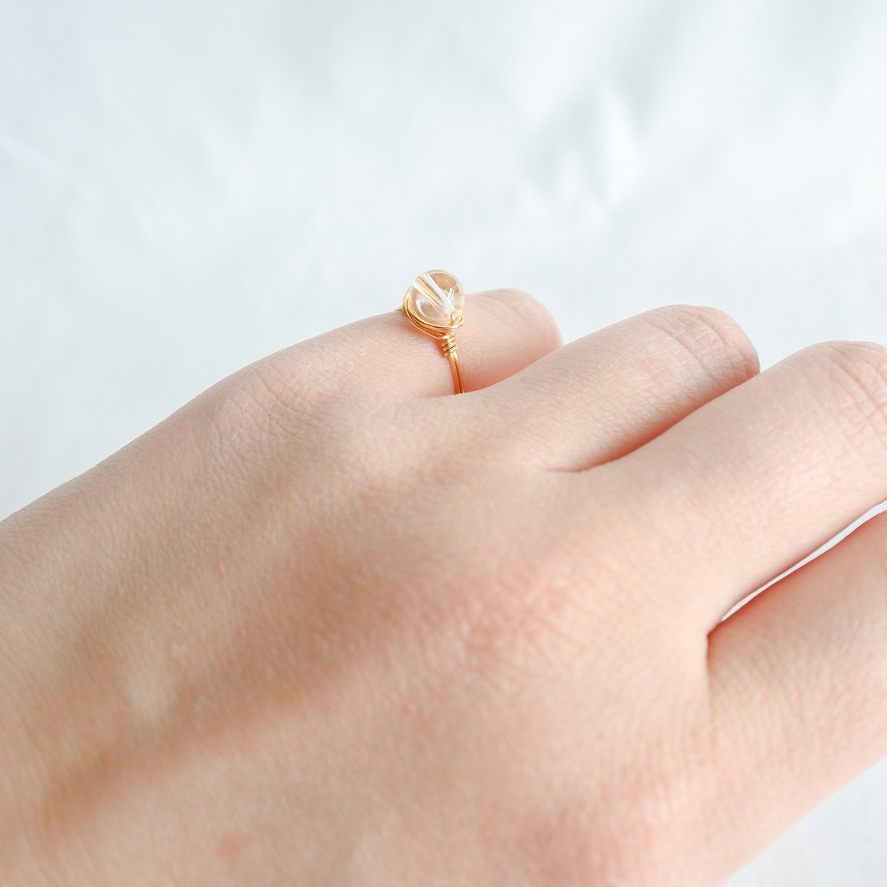 水晶　こつぶ　ゴールドの指輪