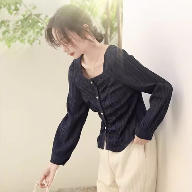 トップス シャツ ブラウス 袖あり 長袖 スクエアネック かわいい 大人可愛い きれいめ 大人 上品 おしゃれ お洒落 レトロ ラブリー キュート ガーリー 個性的 抜け感 無地 春 秋 10代 20代 30代 40代 50代 60代 レディース 女性用 OL 学生 お出かけ 女子会 休日 高原 ホテル 着回し 普段使い 重ね着 モテ プレゼント ギフト 流行 インスタ映え サイズ S M L 小さいサイズ 大きいサイズ 色展開 白 ホワイト黒 ブラック モノトーン カラバリ