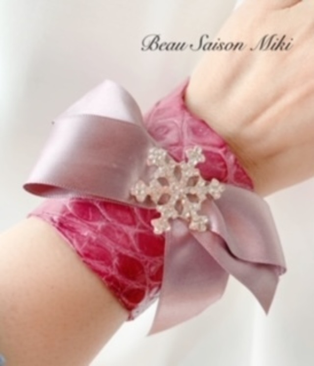 Bracelet using crocodile leather color of pink with swarovski charm and  ribbon | Beau Saison Miki ボーセゾンミキ