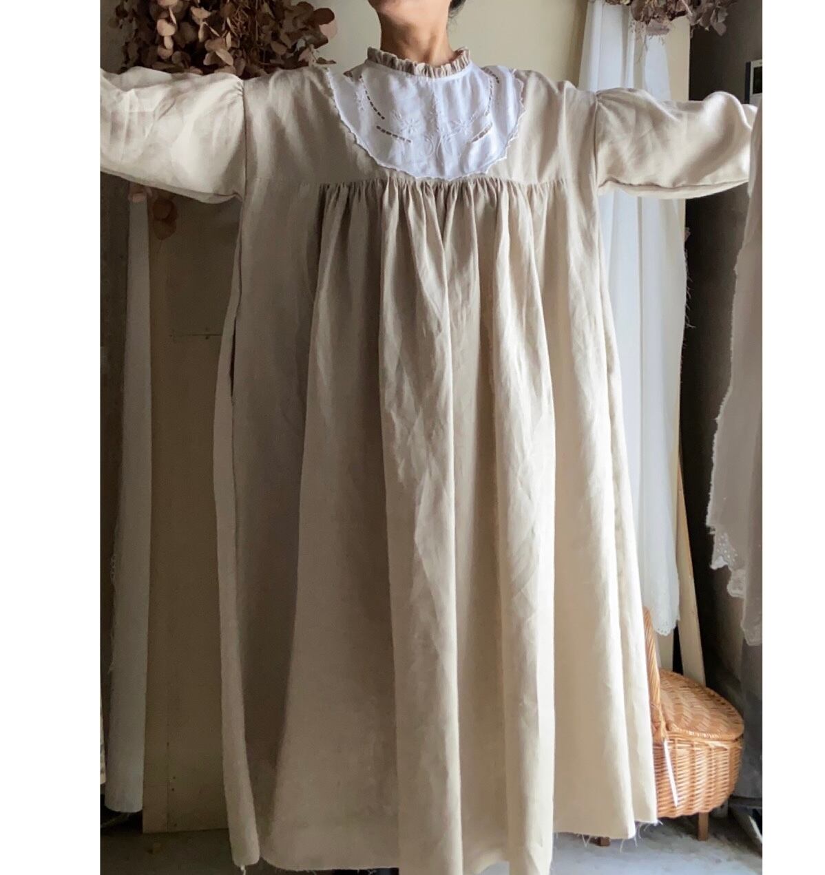 再販//フリルギャザーワンピース／ ヴィンテージレースa リネン生成り  