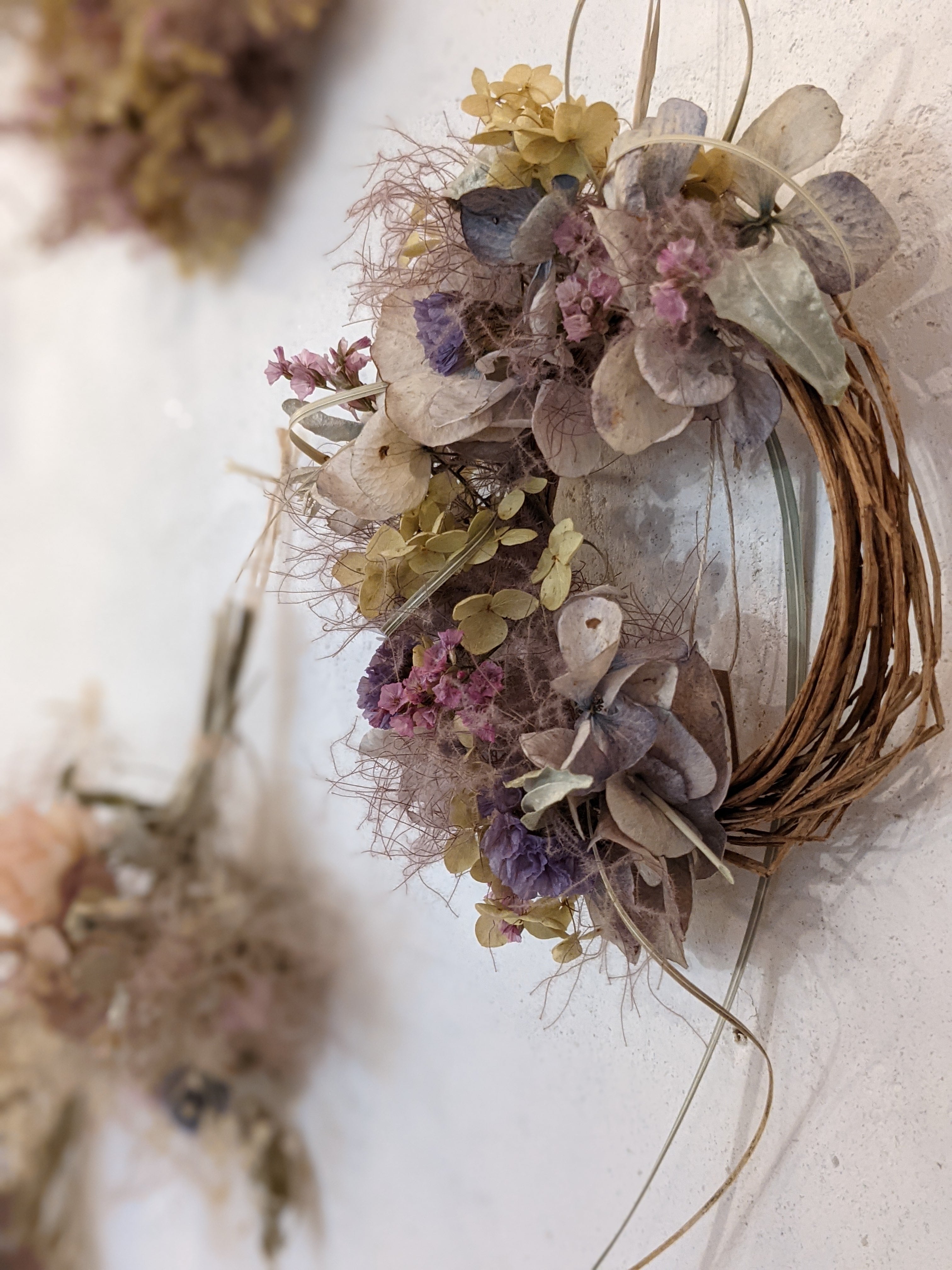 スモークツリーと八重咲きのスターチスを添えた フライング リース