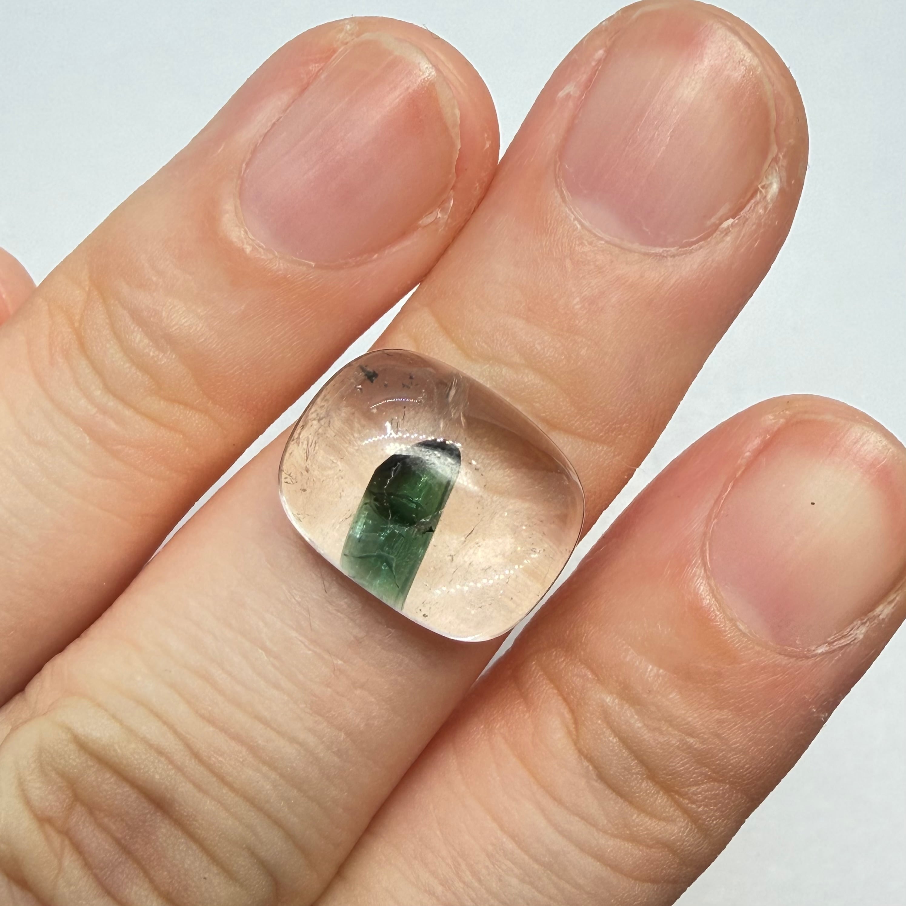 堂々たるグリーントルマリンインクオーツ