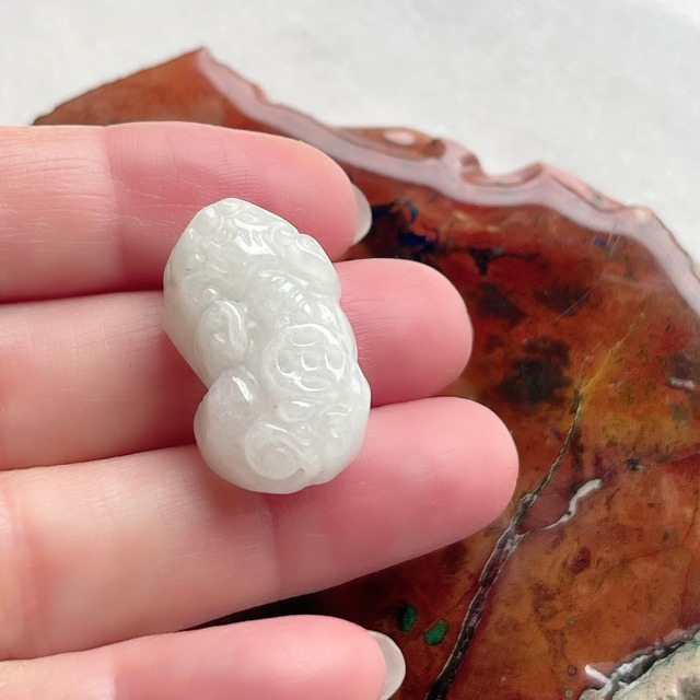 【特別販売】【伊勢神宮の五十鈴川でアチューメント】　翡翠　貔貅（ひきゅう）　御守り石　（紐を通す穴が上下にあります）9132