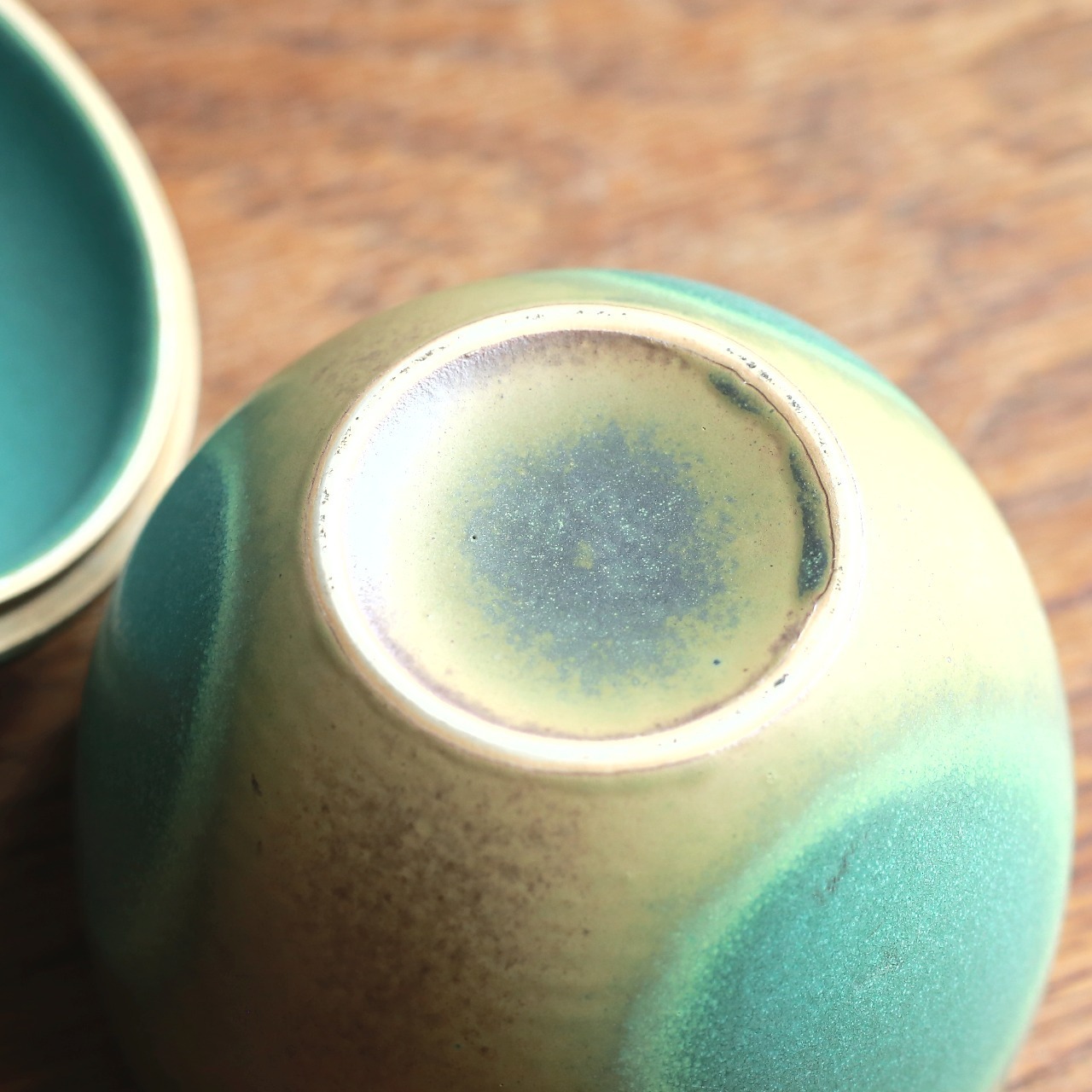 鮮やかなグリーンが目を引く、リンゴの小物入れ｜りんご型 陶器製 小物入れ 蓋物