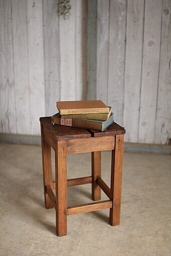 古く味のある木製の丸椅子　スツール　チェア　古道具　古家具