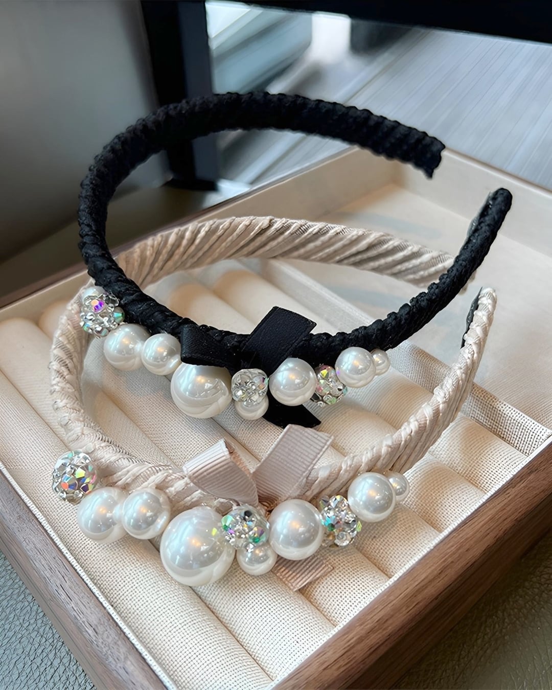 パールビジューリボンカチューシャ（2 colors） 24WP12031 | Deelia