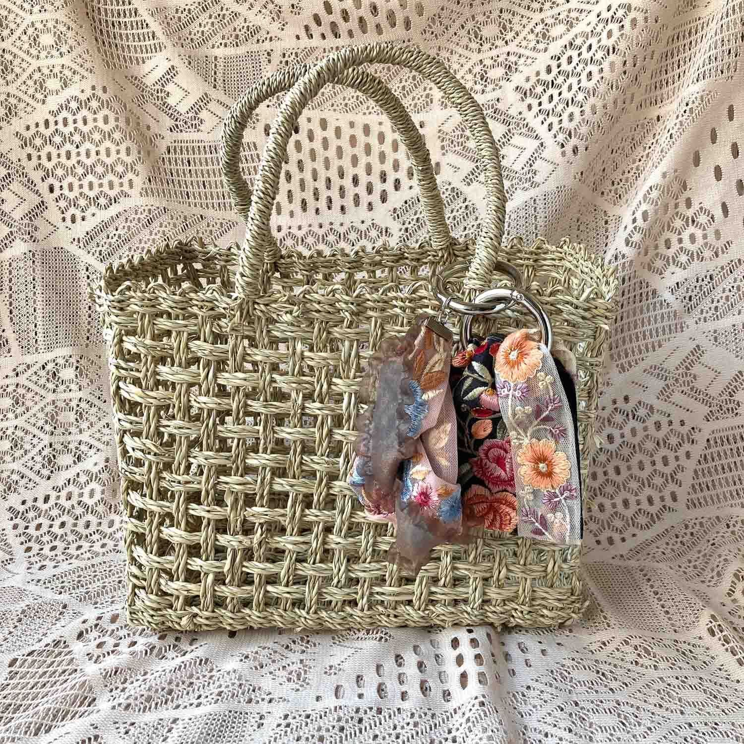 インド刺繍リボンのバッグチャーム　グレージュ×ラメ入りブラウン　ゴールド金具 インド刺繍リボンのバッグチャーム | Dua-アクセサリーパーツショップ