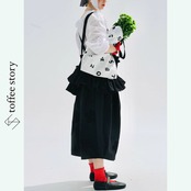 黒地に咲くフラワーパッチ ゆったりスカート 《i0734》