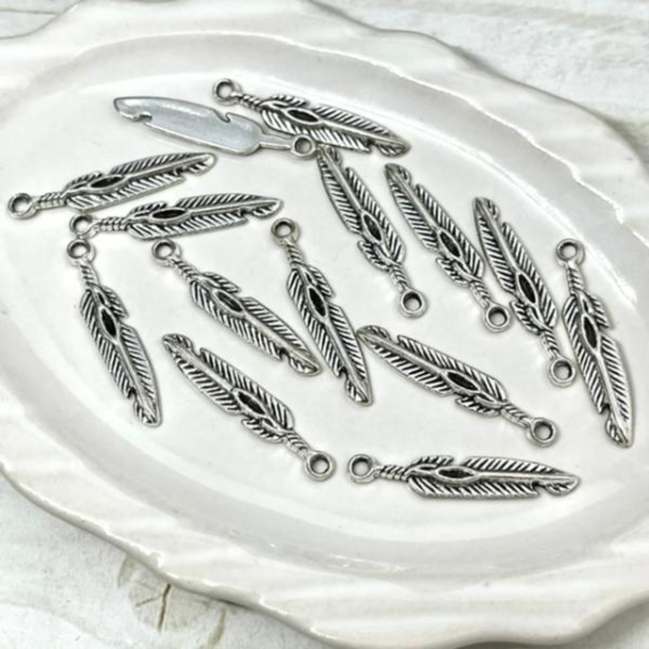 【4個】スリムフェザーチャームm/アクセサリーパーツ/羽根/レジン