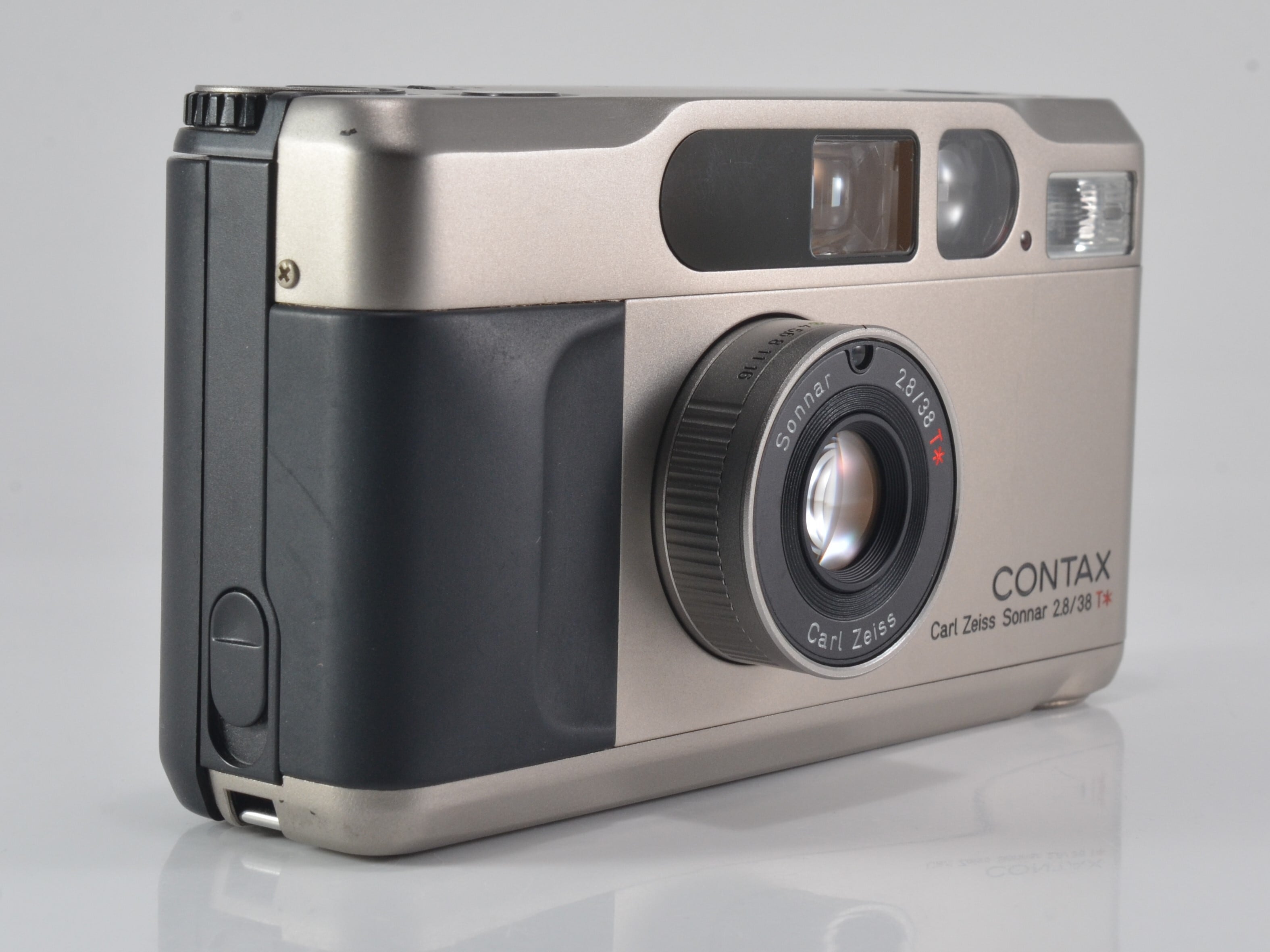 微振動なしで最高級カメラ】CONTAX T2 / Carl Zeiss Sonnar T* 38mm F2