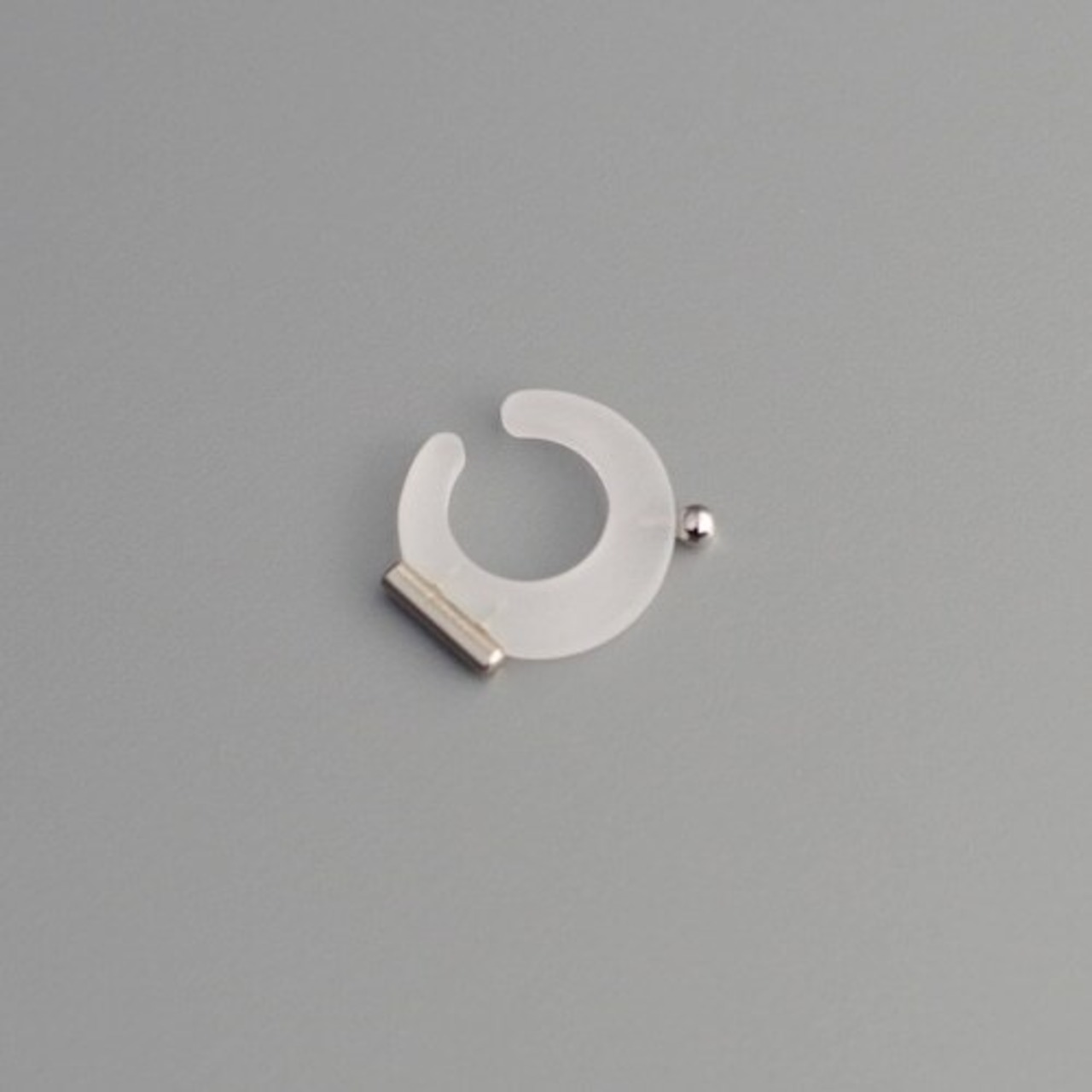 Tema' Baco - Matte “moonC” ：Silver｜半透明アクリル×マット曲線／2WAY（イヤーカフ）