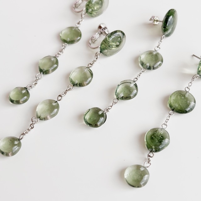 軽やかに揺れる クリアなくすみカラーの雫 ドロップピアス／イヤリング｜グリーン｜画像5