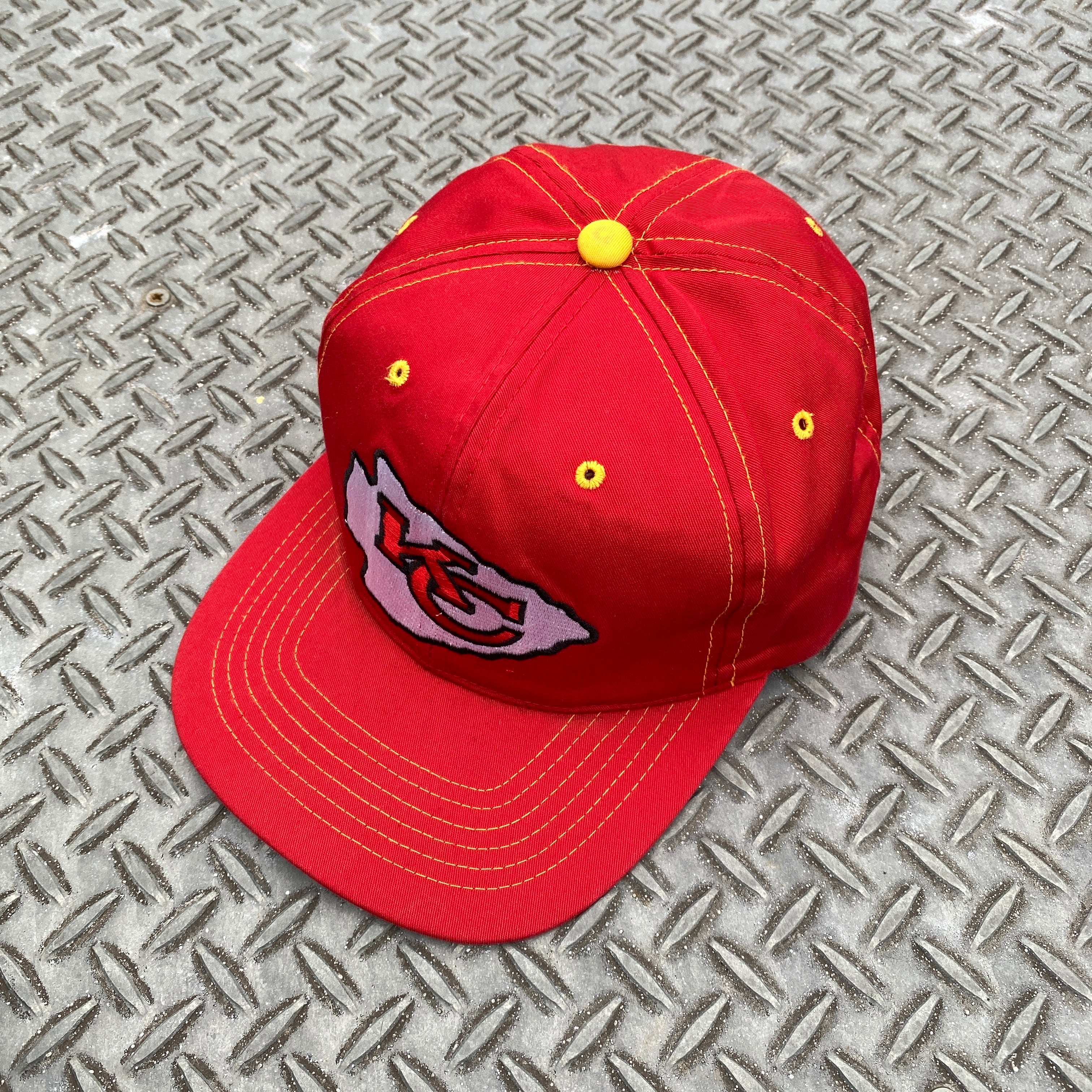 海外限定のチーフスの赤いバージョンです。 Kansas City Chiefs Red Cap Yellow Stitch | RIVERSIDE BASE